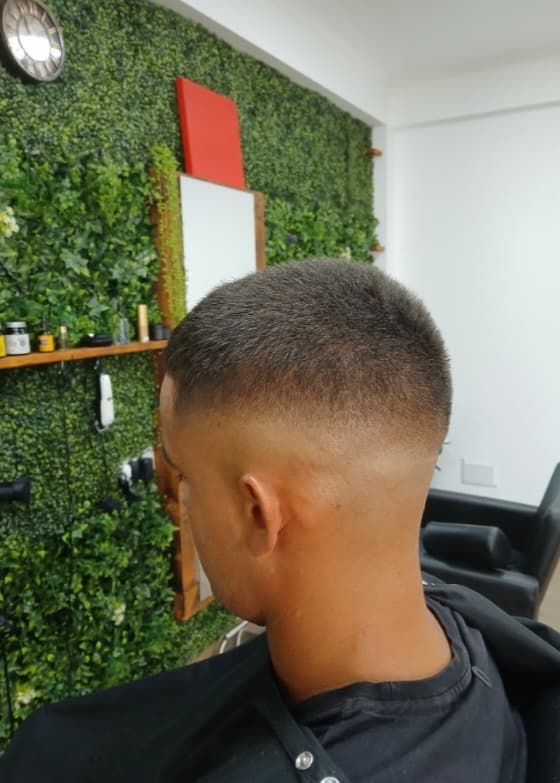 Kratko šišanje sa čistim fade-om u FENIX Barber Shopu u Tivtu