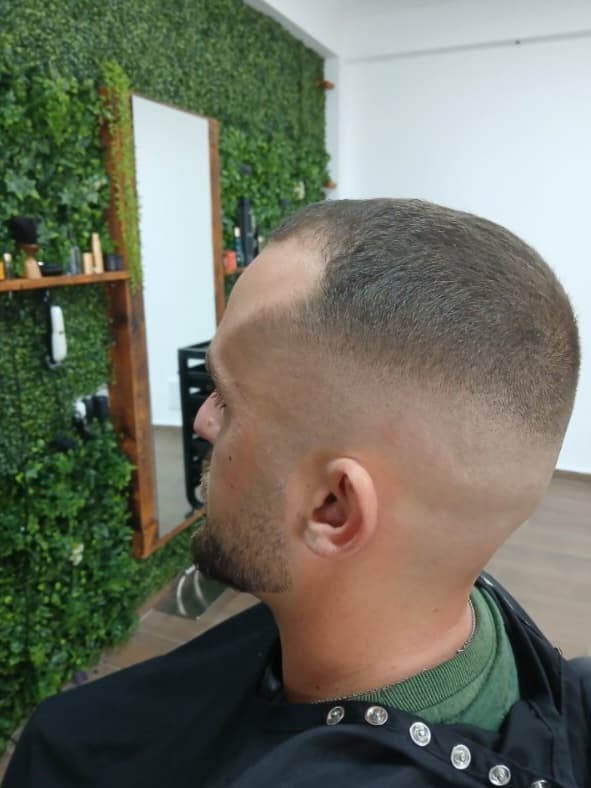 Kratki buzz fade u FENIX Barber Shopu u Tivtu